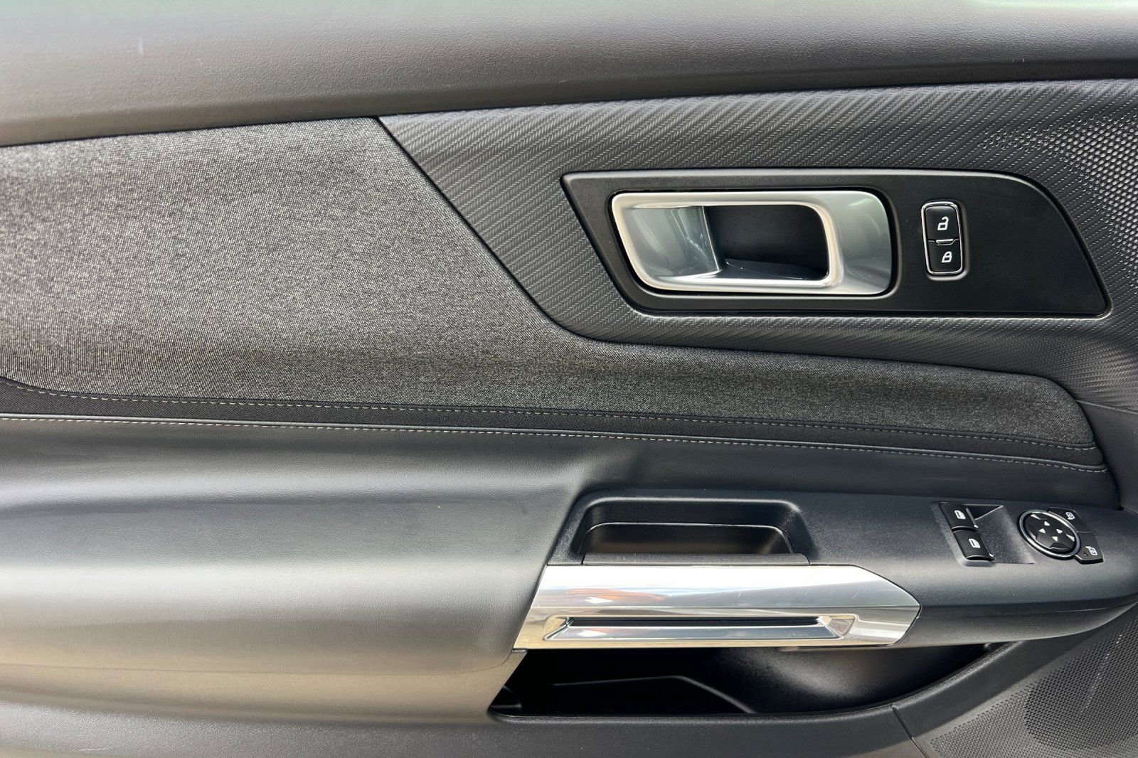 Used 2025 Ford Mustang EcoBoost image 11