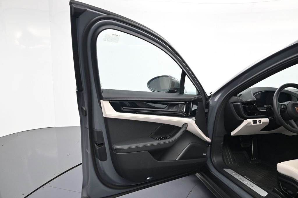 Certified 2026 Porsche Panamera image 15
