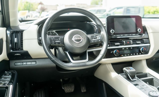 Used 2022 Nissan Pathfinder SV AWD/4WD image 15