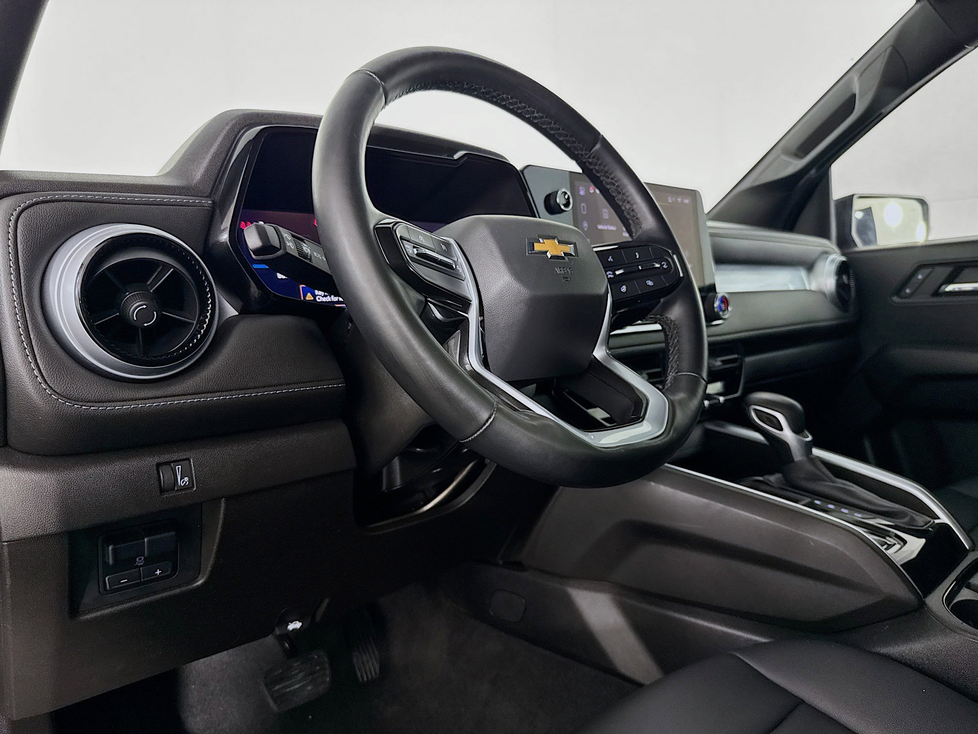 Used 2024 Chevrolet Colorado LT w/ LT Convenience Package III image 22