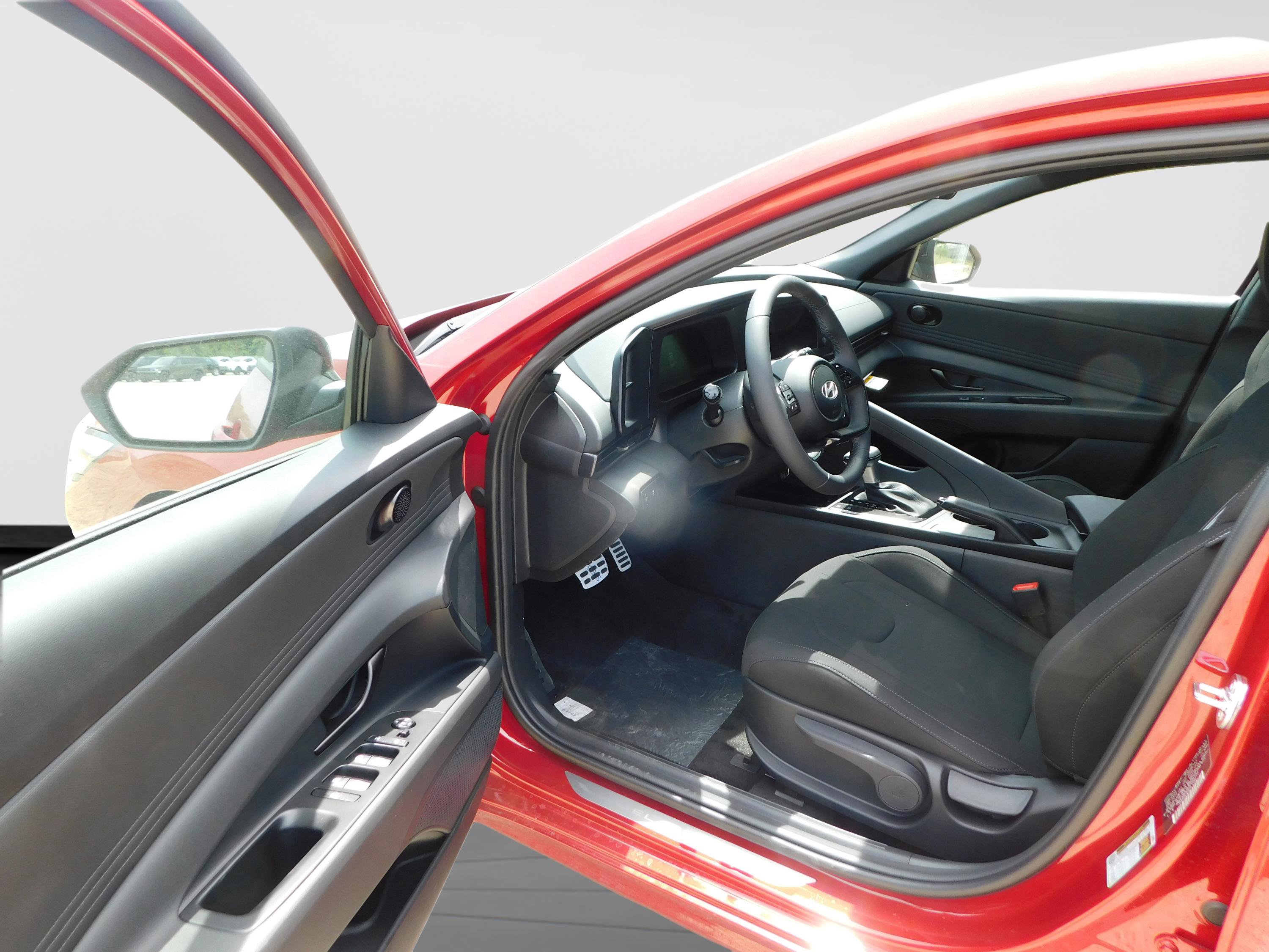 Certified 2025 Hyundai Elantra Sport image 9