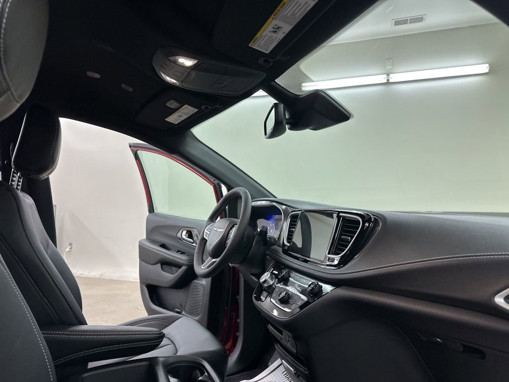 New 2026 Chrysler Pacifica Select image 16
