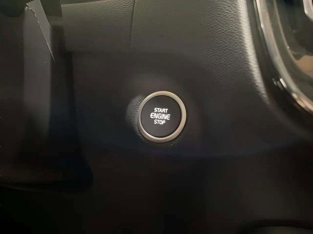 Used 2025 Volvo XC40 B5 Plus image 36