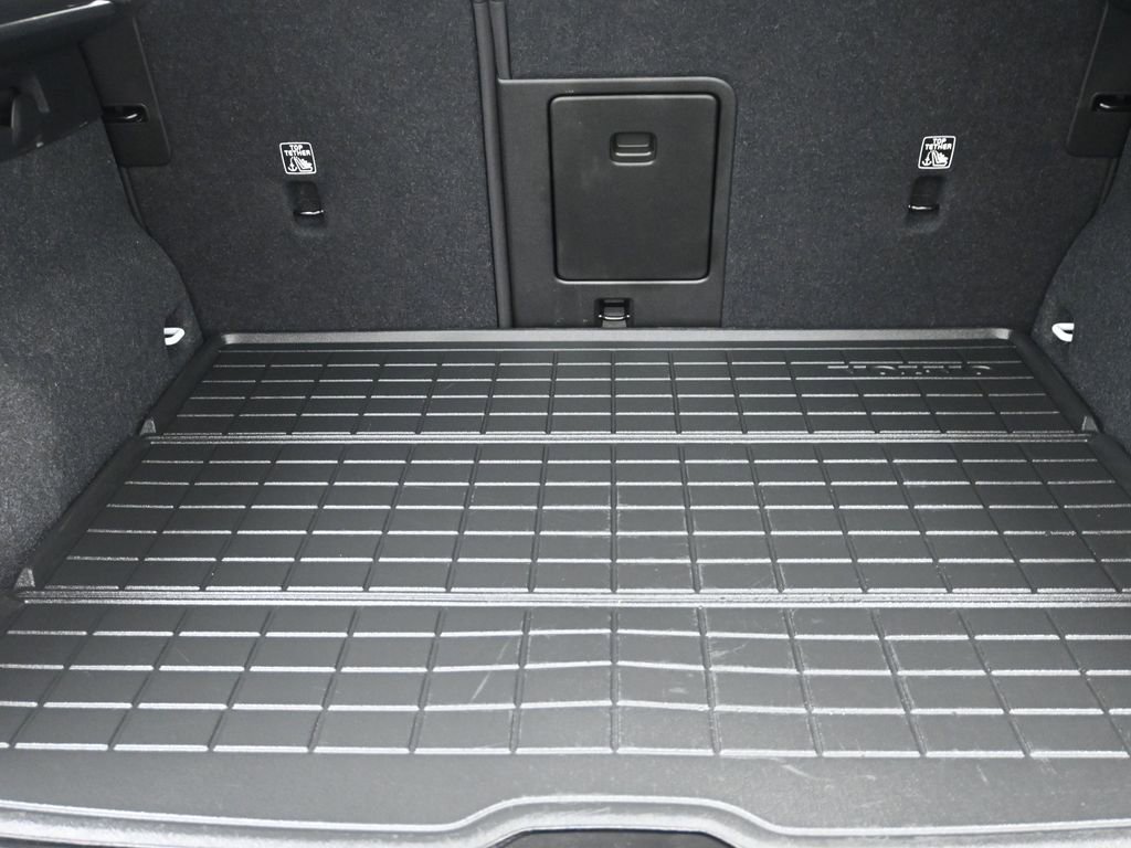 Used 2023 Volvo XC40 B5 Plus w/ Climate Package image 11