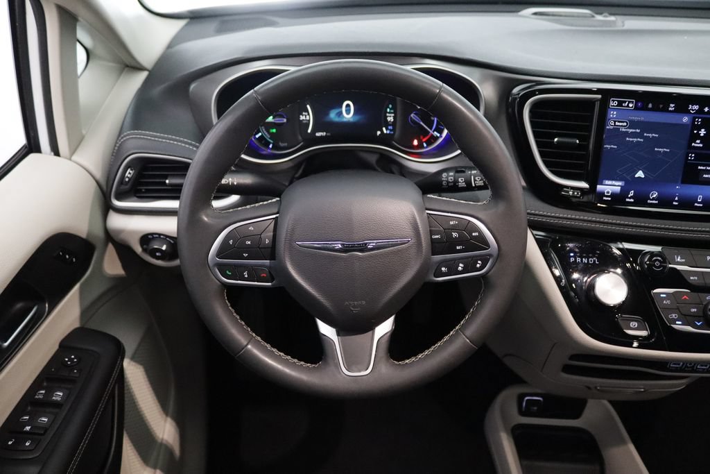 Used 2024 Chrysler Pacifica Limited FWD image 16