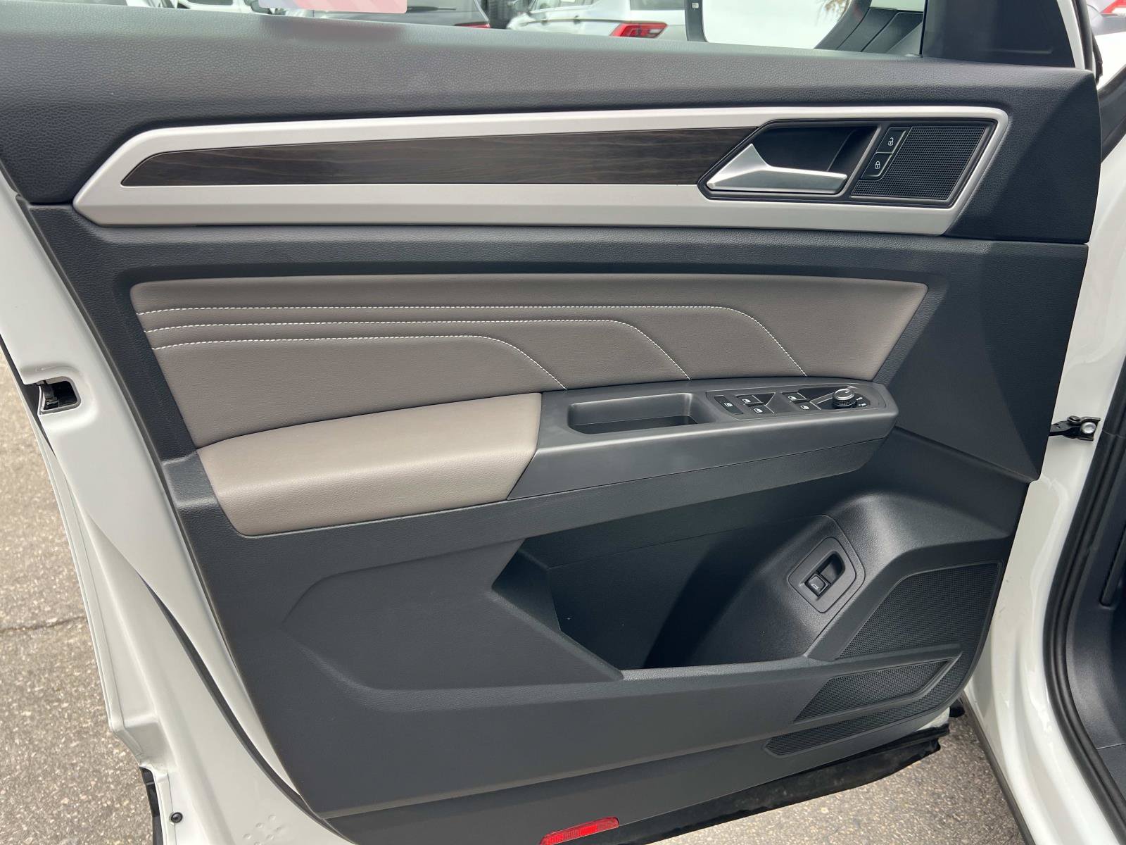 Certified 2023 Volkswagen Atlas SE w/ Black Wheel Package FWD image 6