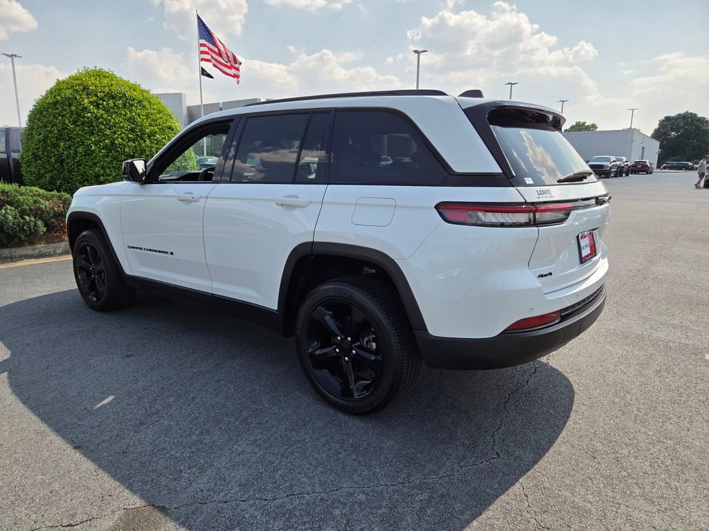 Used 2023 Jeep Grand Cherokee Altitude AWD/4WD image 8