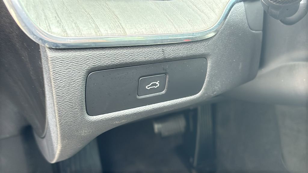 Certified 2025 Volvo XC60 B5 Plus AWD/4WD image 13