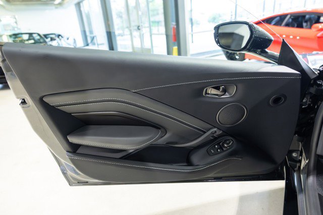 Used 2023 Aston Martin V8 Vantage Coupe image 33