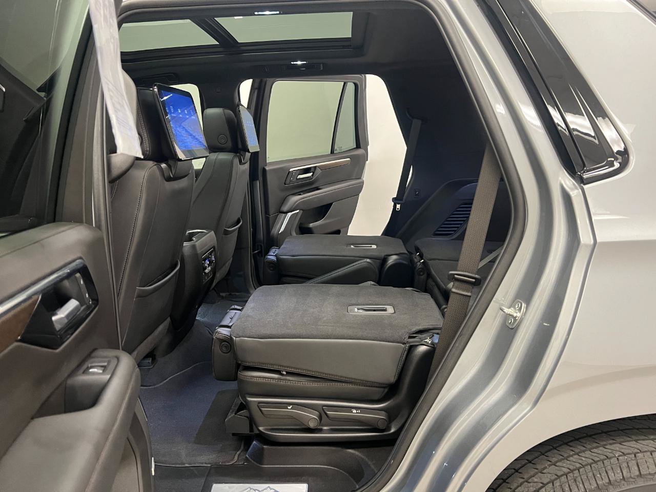 Used 2025 Chevrolet Tahoe High Country AWD/4WD image 29