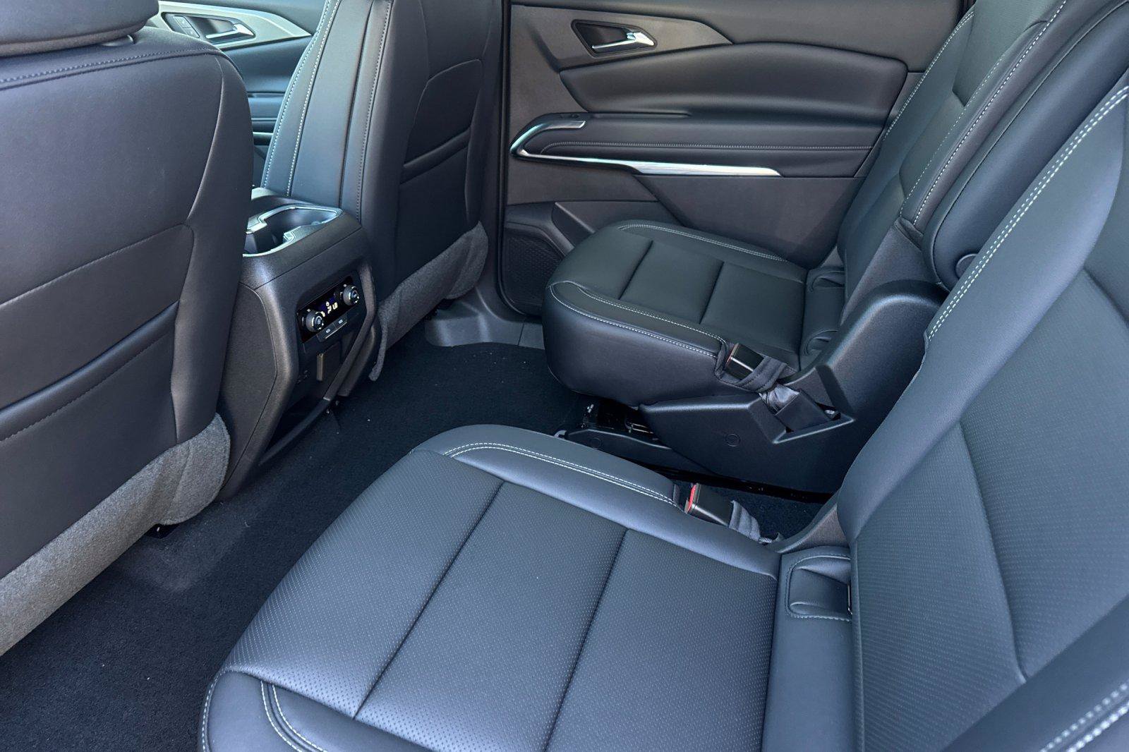 New 2027 Chevrolet Traverse LT w/ Midnight/Sport Edition FWD image 15