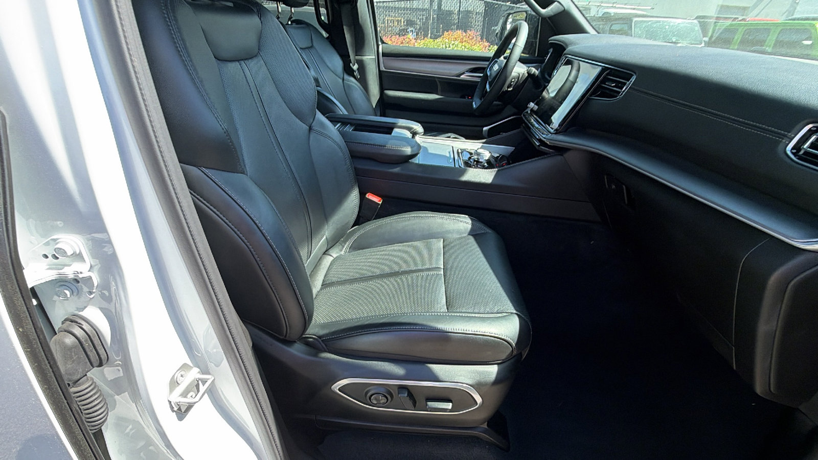 Certified 2025 Jeep Wagoneer 4WD w/ Convenience Group I image 19
