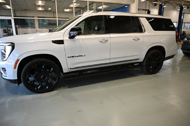 New 2026 GMC Yukon XL Denali Ultimate AWD/4WD image 9