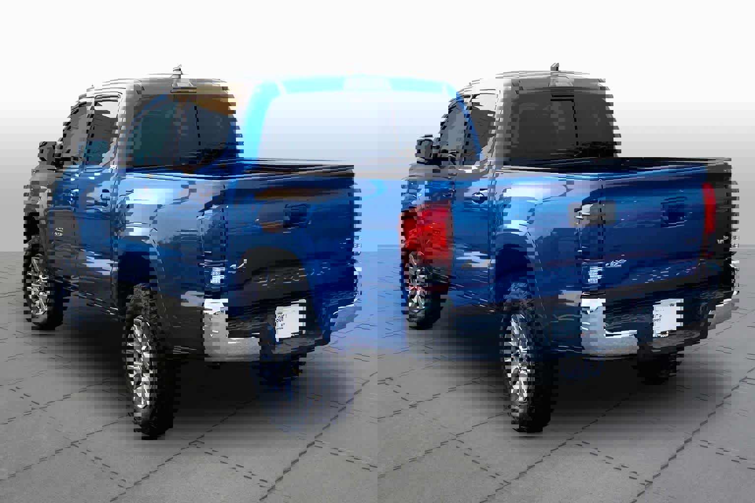 Used 2018 Toyota Tacoma SR5 AWD/4WD image 12