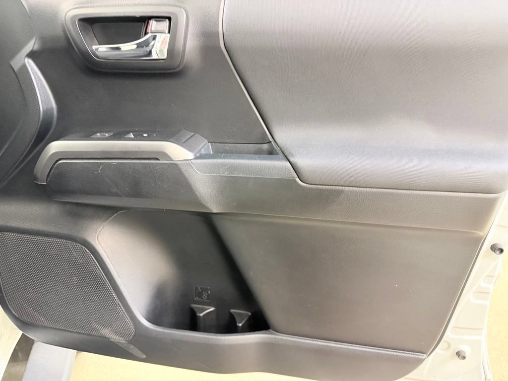 Used 2017 Toyota Tacoma TRD Sport w/ Tow Package AWD/4WD image 30
