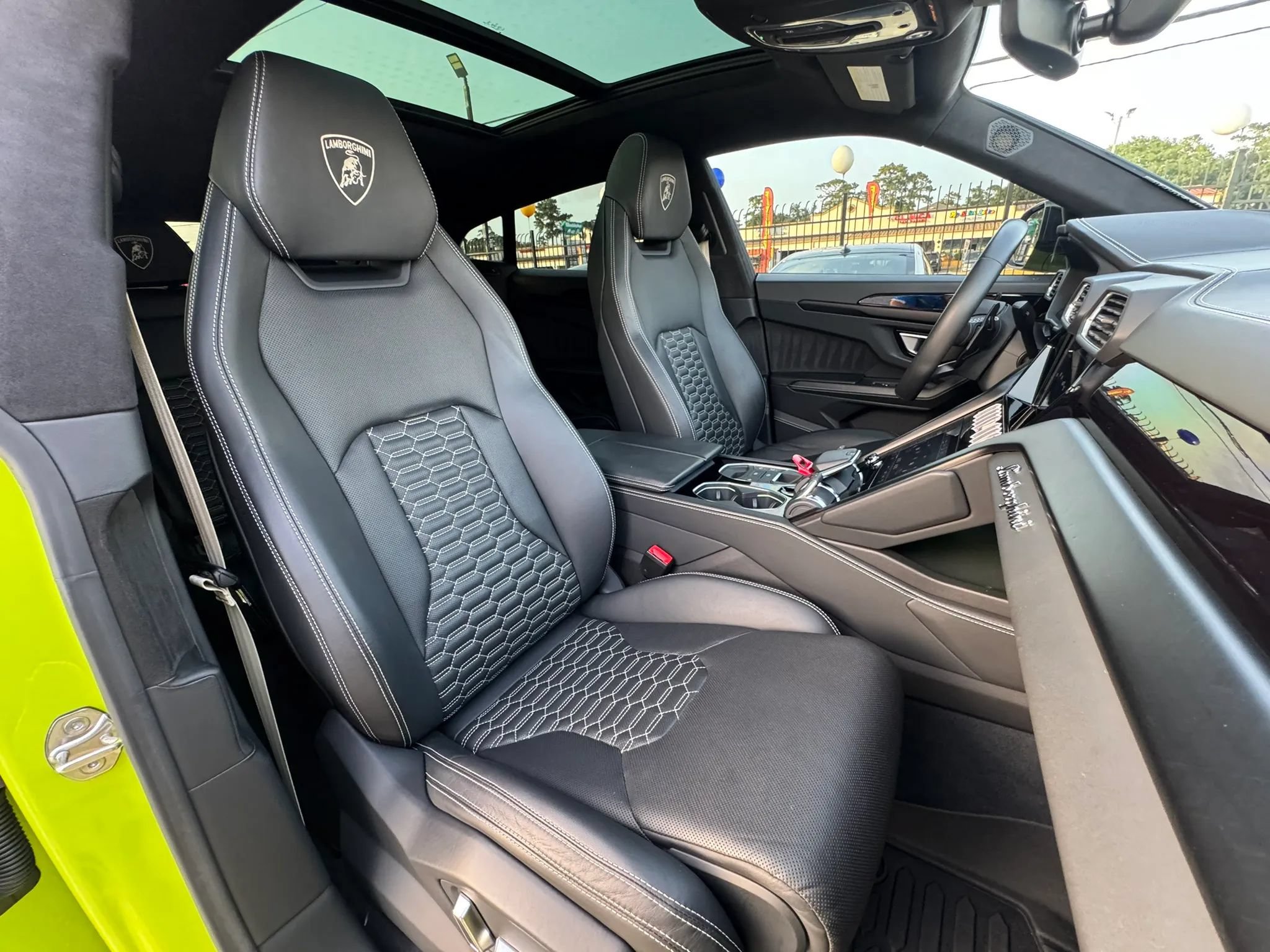 Used 2022 Lamborghini Urus AWD/4WD image 26
