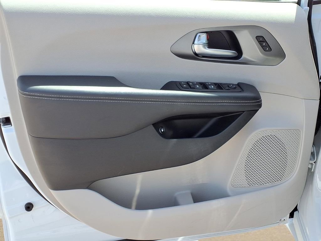 Used 2024 Chrysler Pacifica Limited FWD image 22