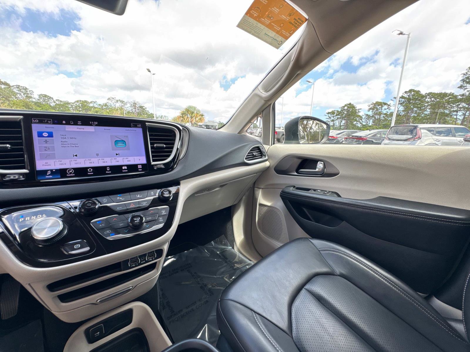 Certified 2023 Chrysler Pacifica Touring-L image 27