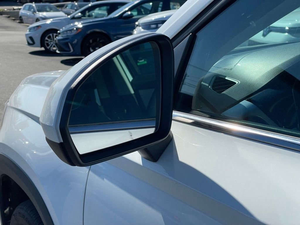 Certified 2025 Volkswagen Taos SE w/ Panoramic Sunroof Package image 28