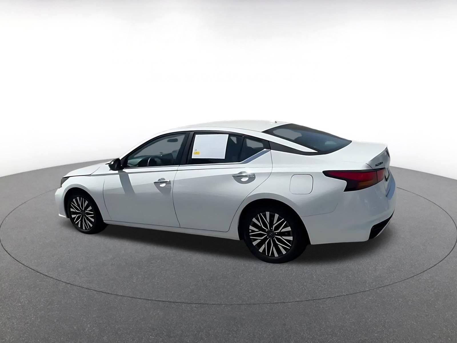 Used 2025 Nissan Altima 2.5 SV FWD image 9