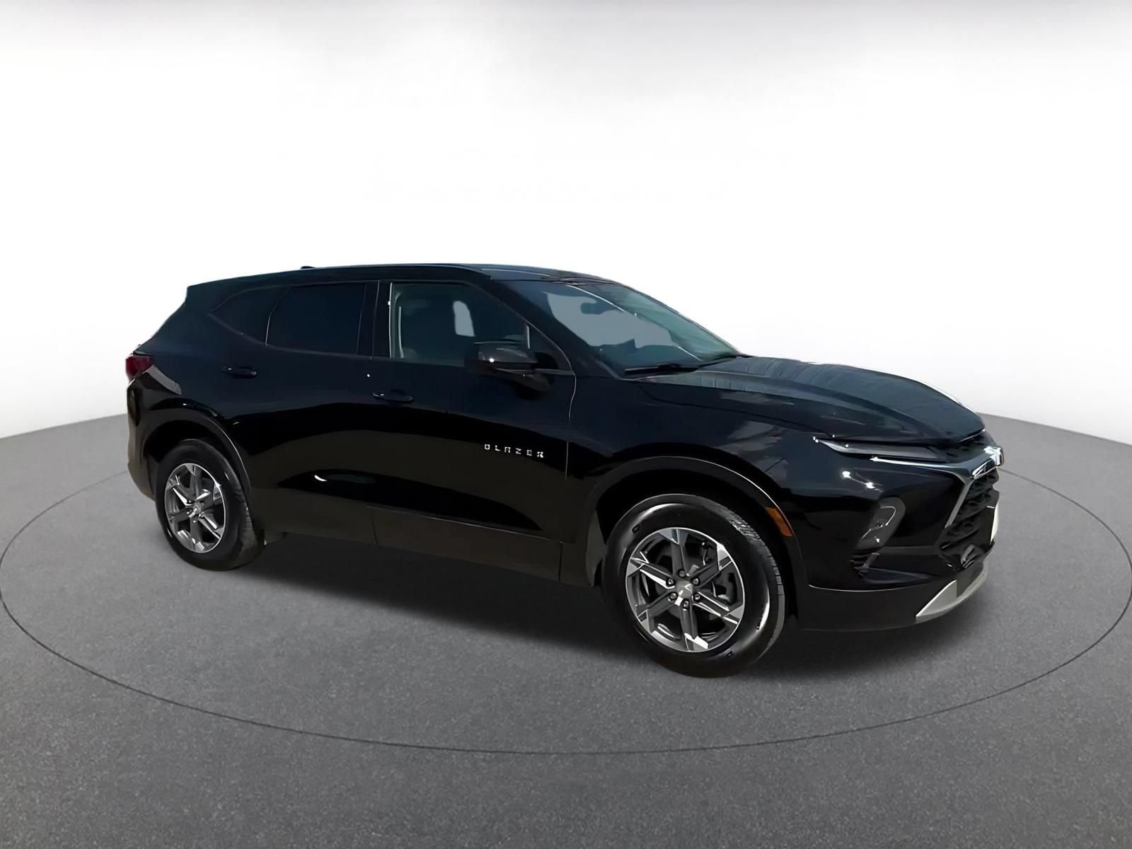 Used 2026 Chevrolet Blazer LT FWD image 2