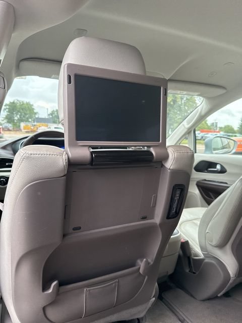 Used 2020 Chrysler Pacifica Touring-L Plus FWD image 7