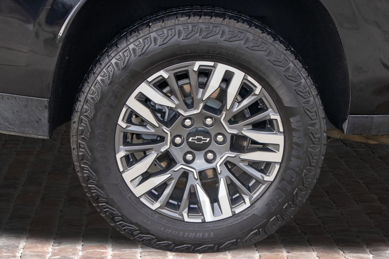 Used 2025 Chevrolet Suburban Z71 image 43