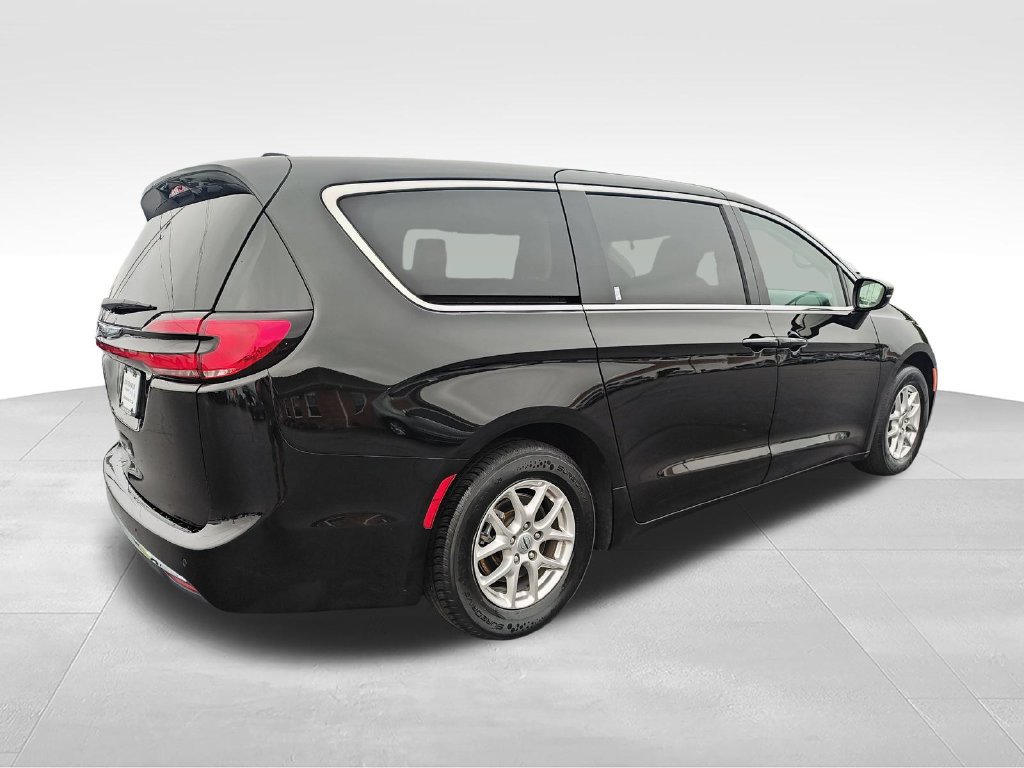 Used 2024 Chrysler Pacifica Touring-L FWD image 5