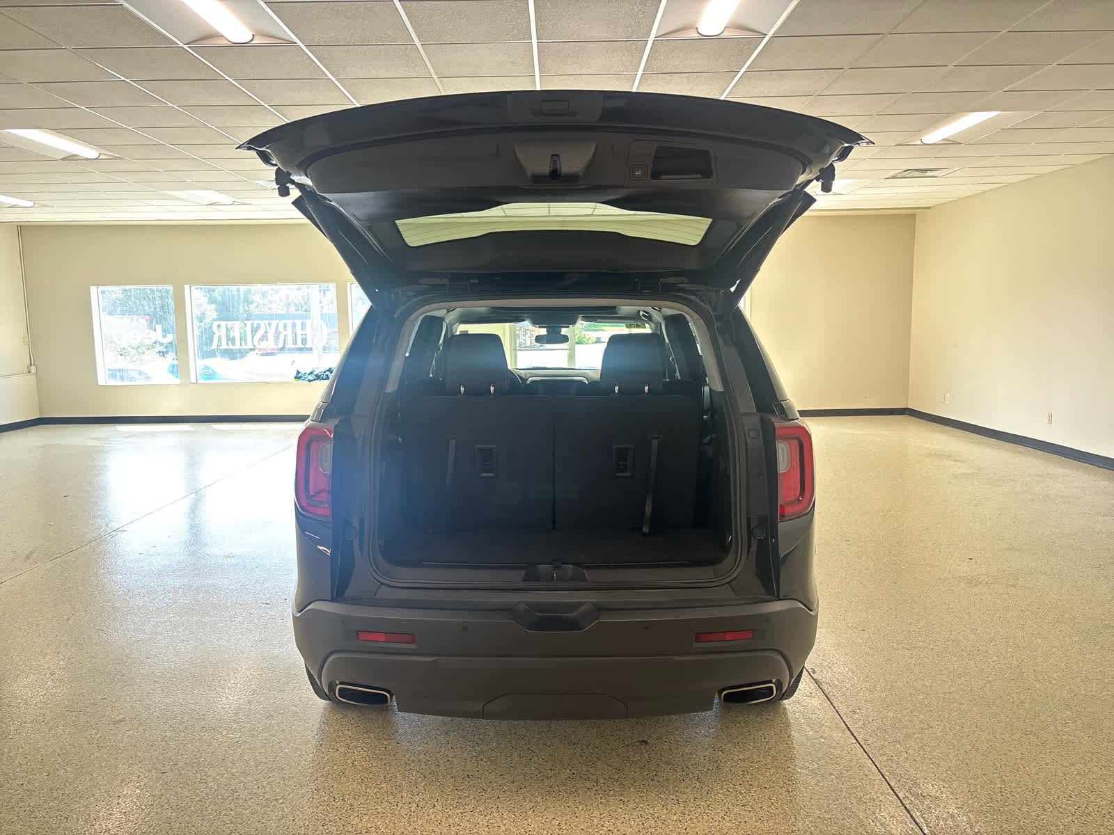 Used 2023 GMC Acadia SLE w/ Driver Convenience Package image 17