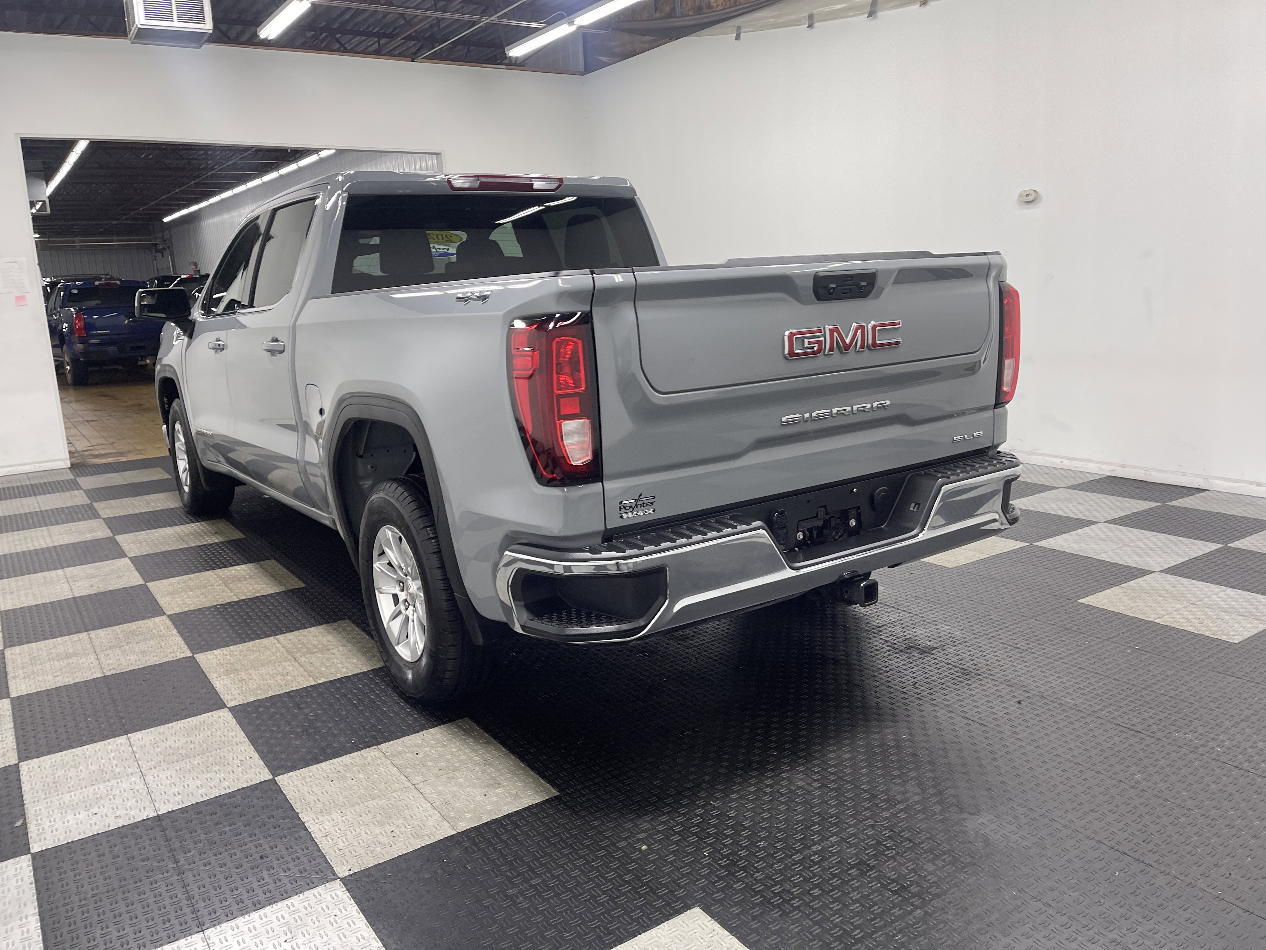 Used 2024 GMC Sierra 1500 SLE image 2