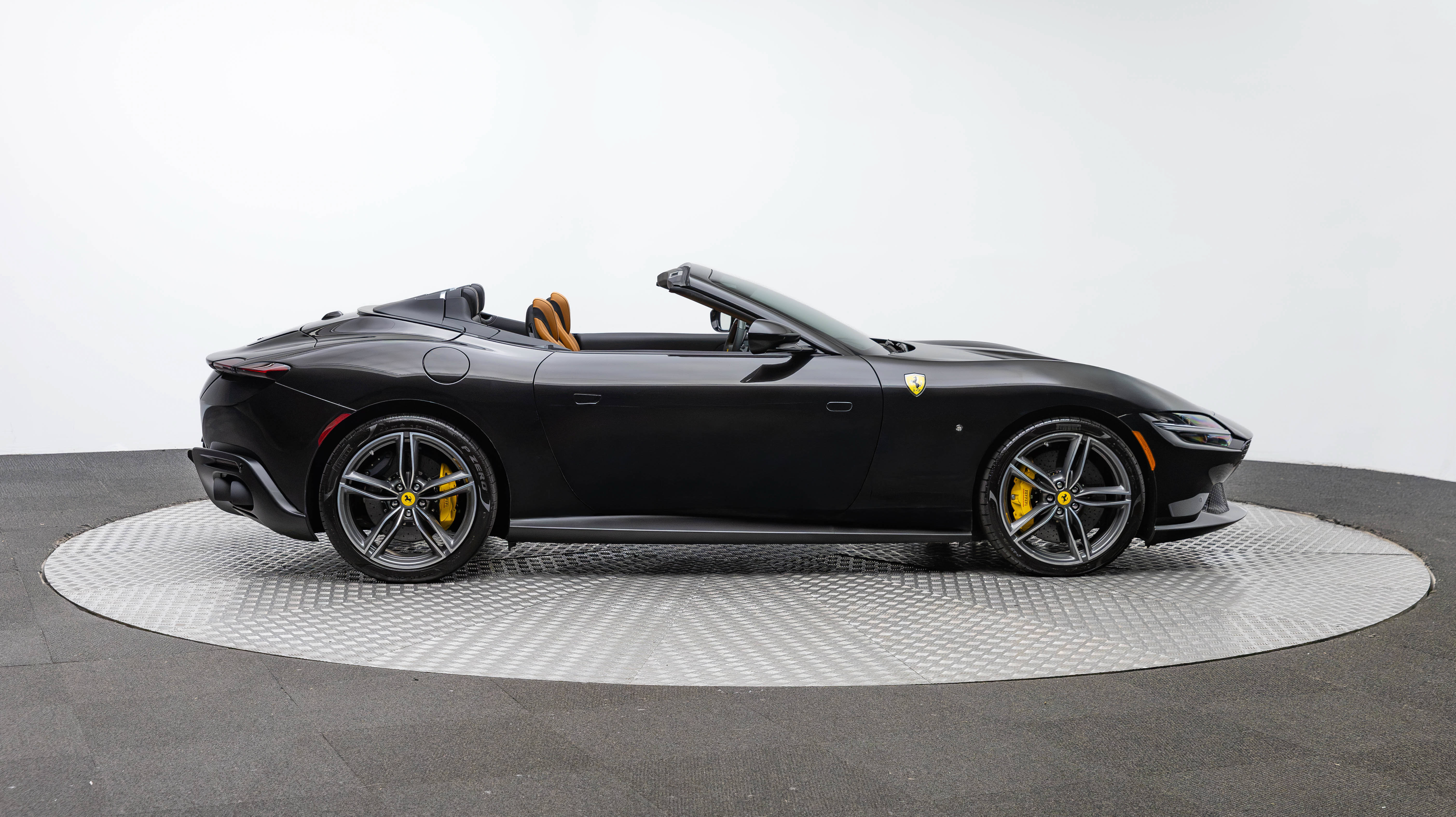 Certified 2025 Ferrari Roma Spider RWD image 9