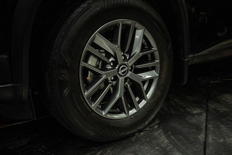 Used 2024 Nissan Rogue S FWD image 3