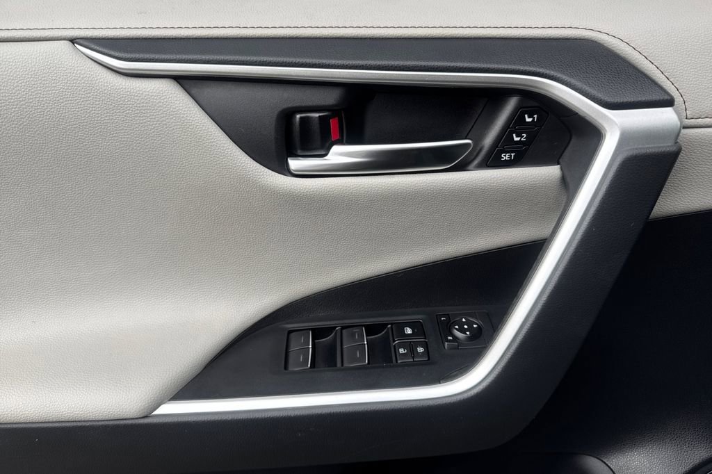 Used 2023 Toyota RAV4 Limited image 10