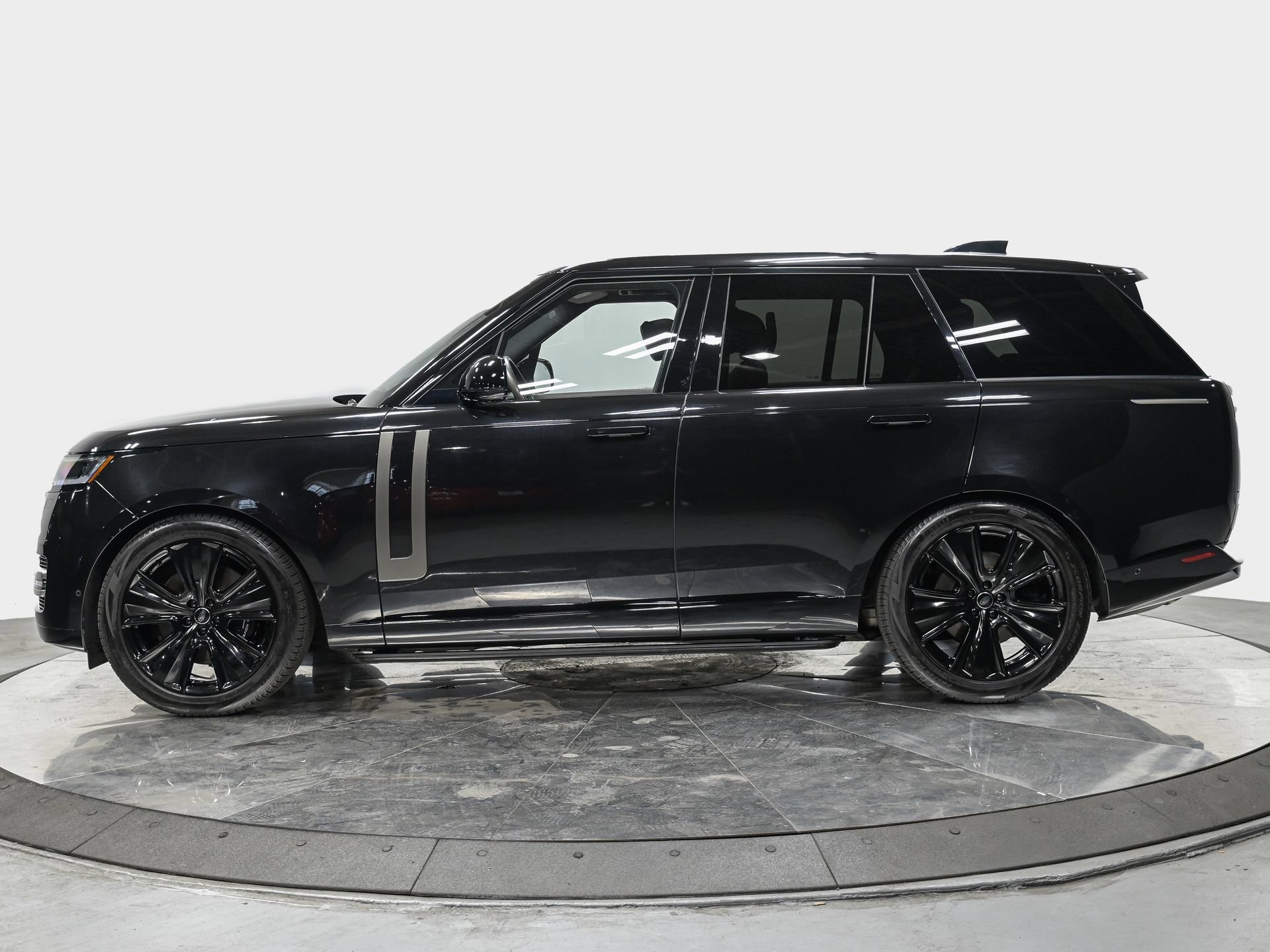 Used 2024 Land Rover Range Rover SE AWD/4WD image 2