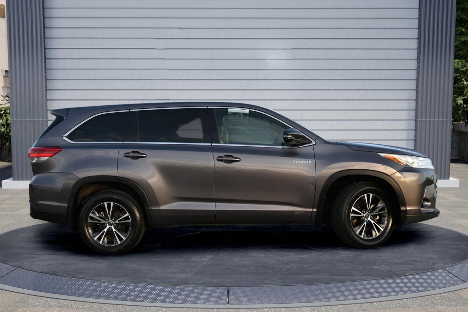 Used 2017 Toyota Highlander LE image 3