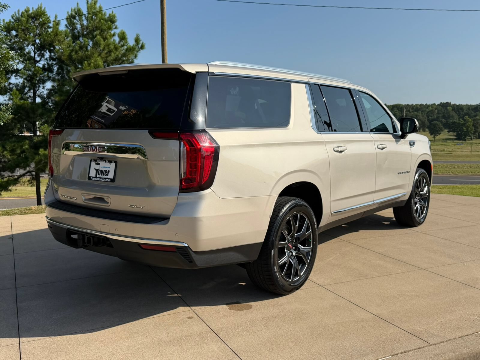 Used 2023 GMC Yukon XL SLT w/ SLT Luxury Package RWD image 6