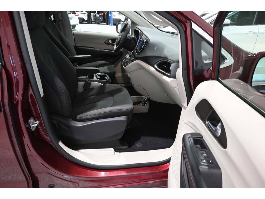 Used 2018 Chrysler Pacifica Touring Plus FWD image 15