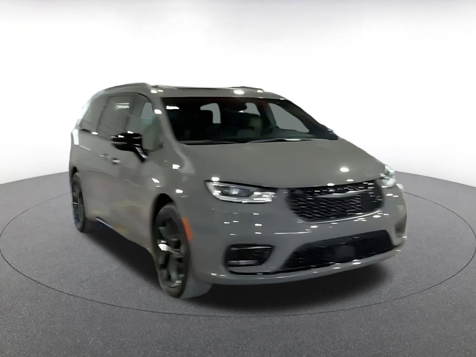 Used 2025 Chrysler Pacifica Limited image 2