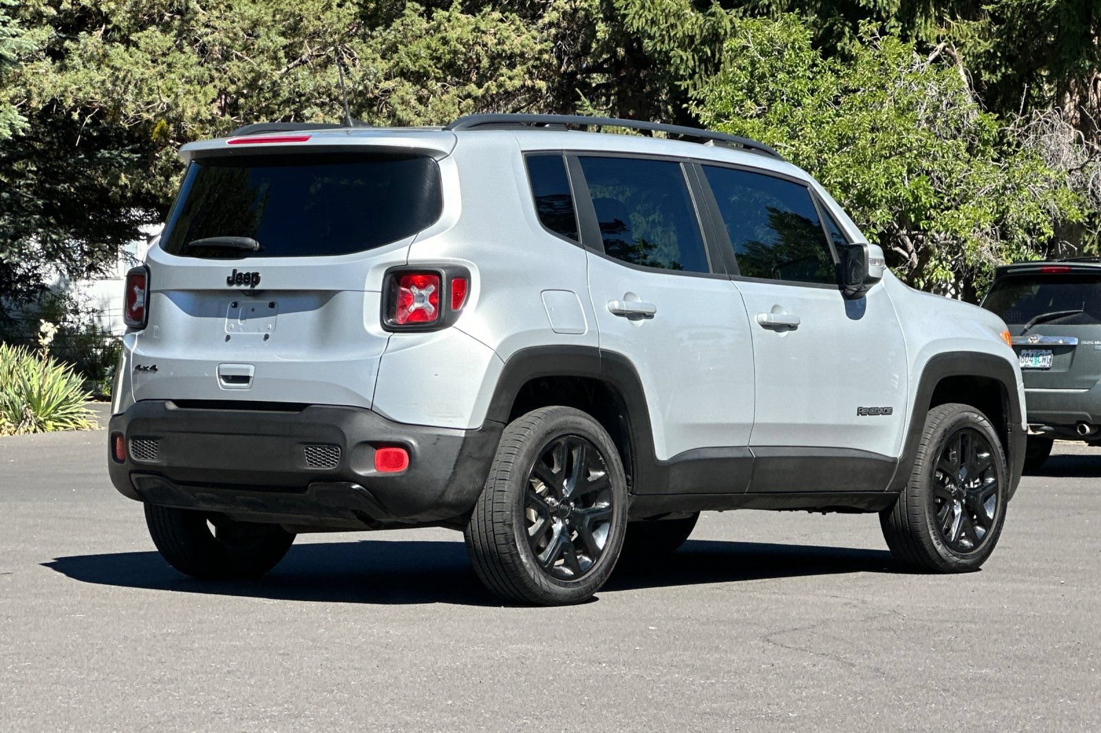 Used 2018 Jeep Renegade Altitude w/ UConnect 8.4 Nav Group AWD/4WD image 4