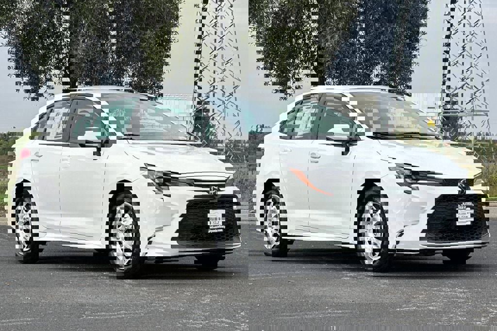 Used 2021 Toyota Corolla LE image 2