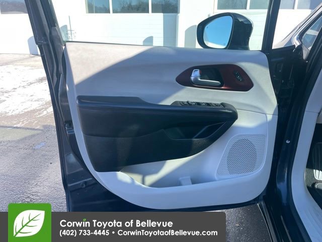 Used 2020 Chrysler Pacifica Limited image 18