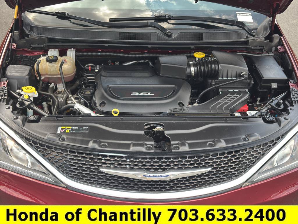 Used 2017 Chrysler Pacifica Touring-L w/ Tire & Wheel Group FWD image 28