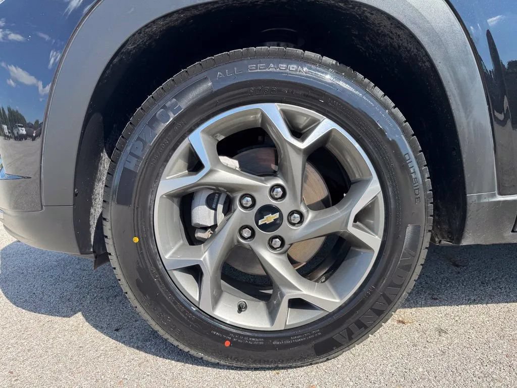 Used 2025 Chevrolet Trax LT FWD image 30