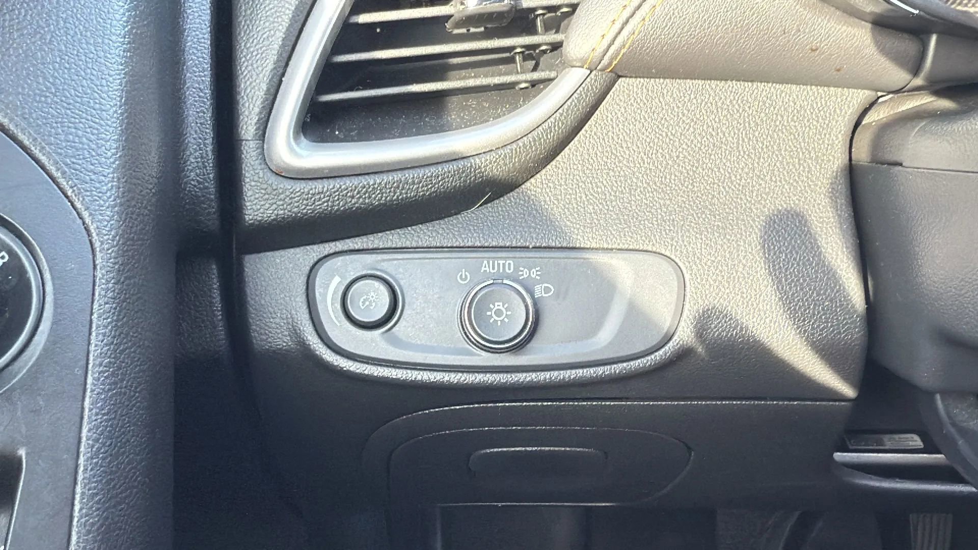 Used 2021 Chevrolet Trax LT w/ Driver Confidence Package image 15