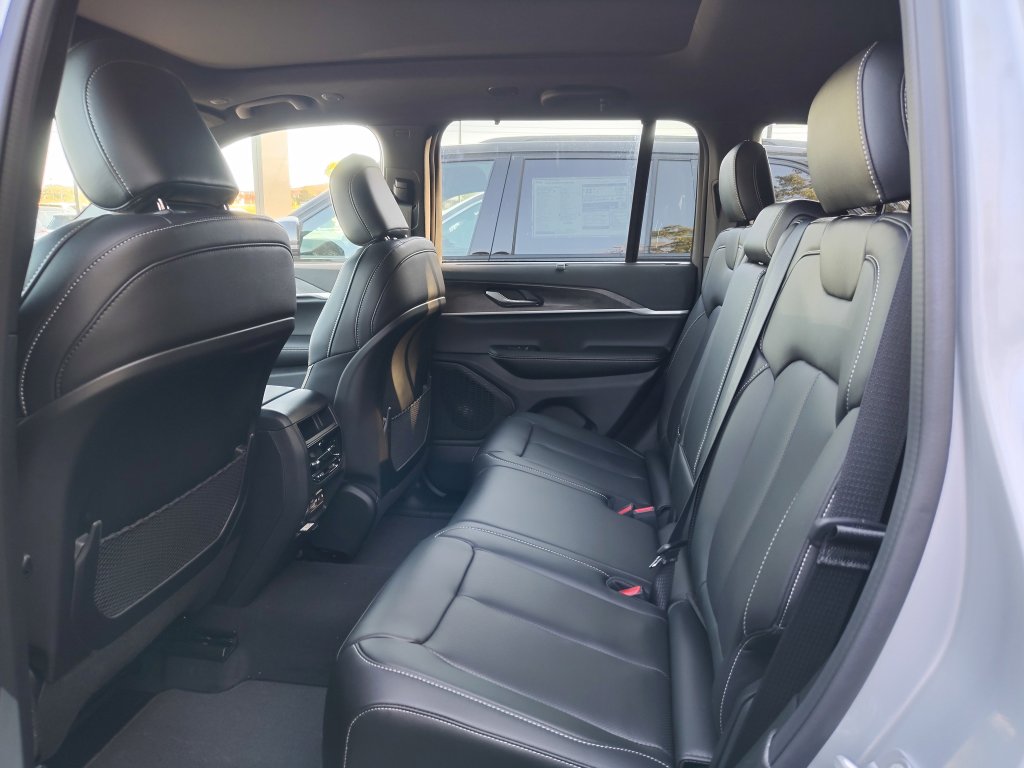 New 2025 Jeep Grand Cherokee Limited w/ Luxury Tech Group II RWD image 31