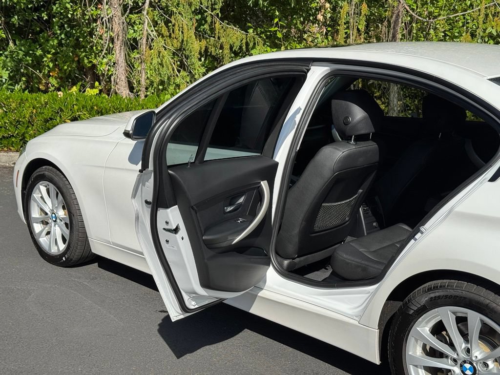 Used 2018 BMW 320i xDrive Sedan w/ Premium Package AWD/4WD image 13