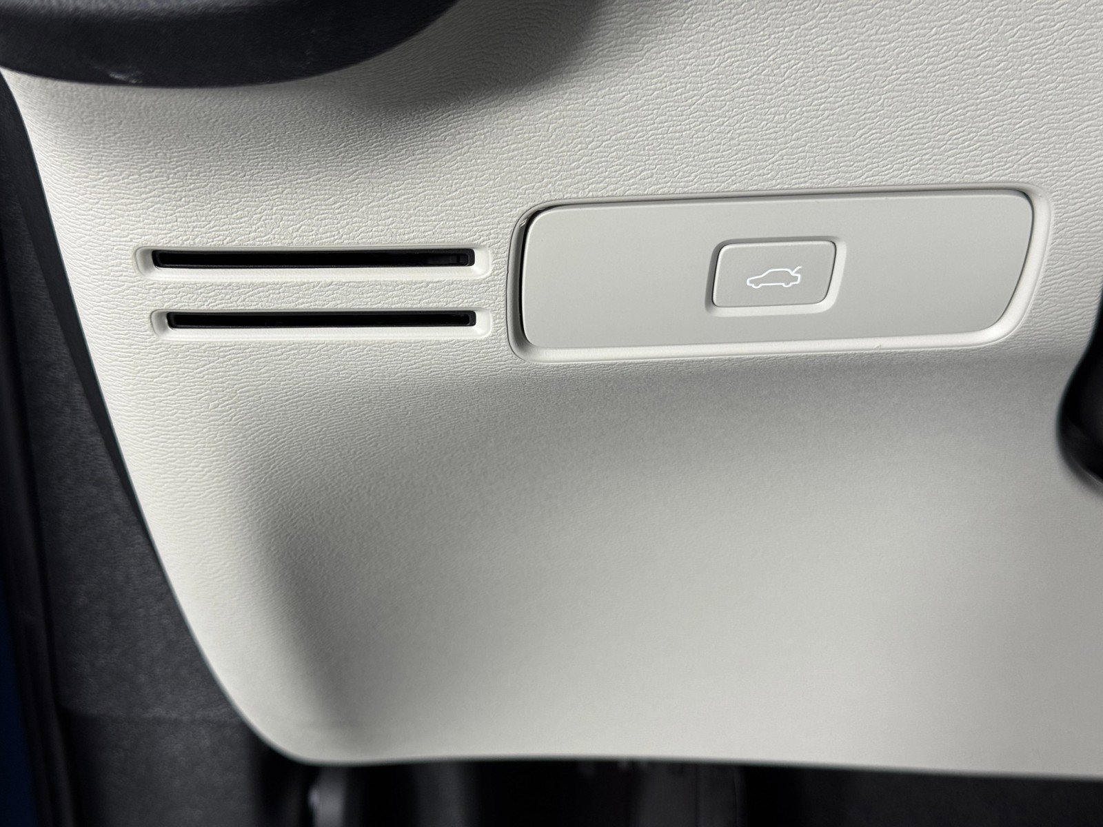 Used 2023 Volvo XC40 B5 Ultimate image 18