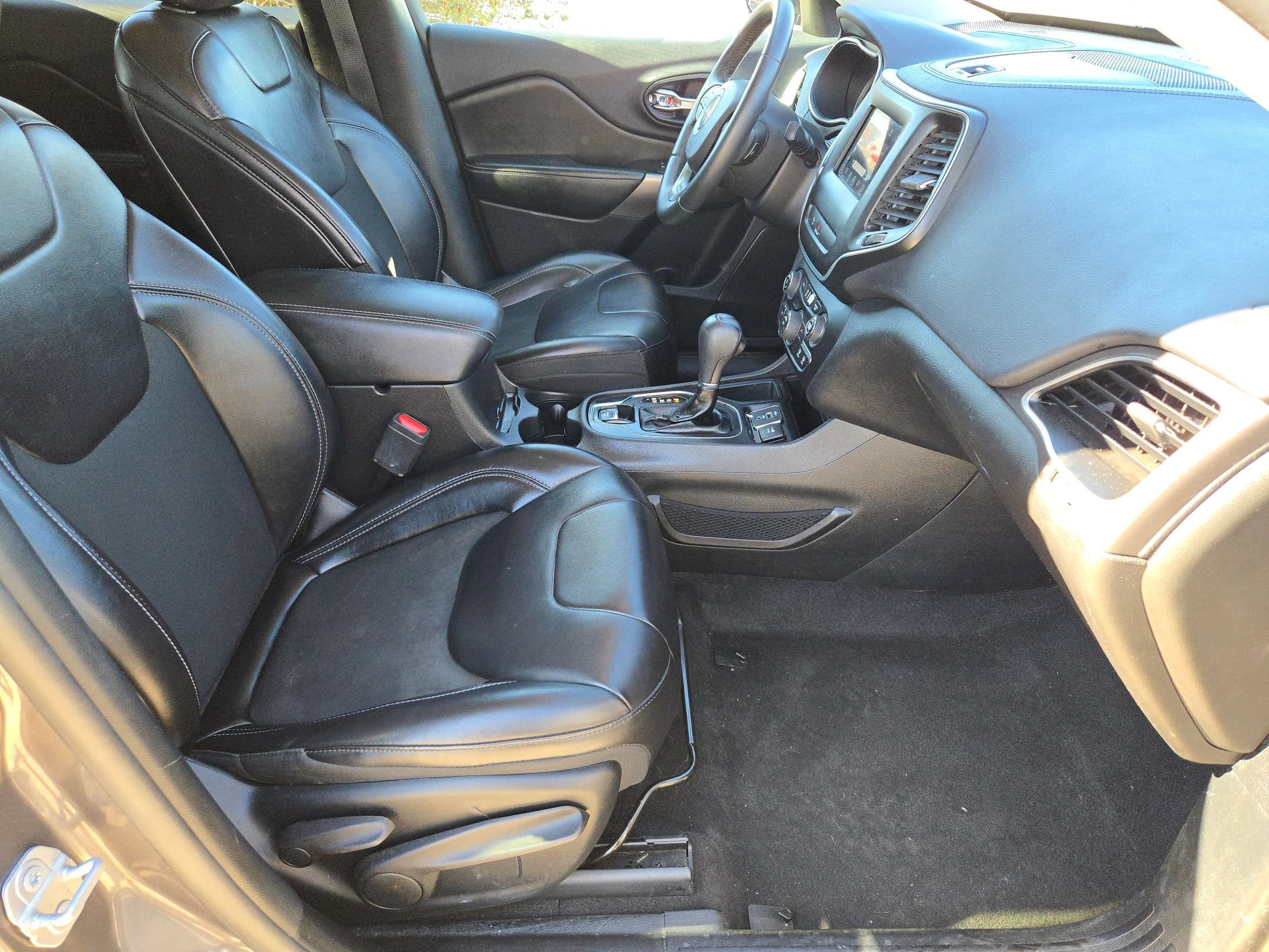 Used 2019 Jeep Cherokee Latitude Plus FWD image 28