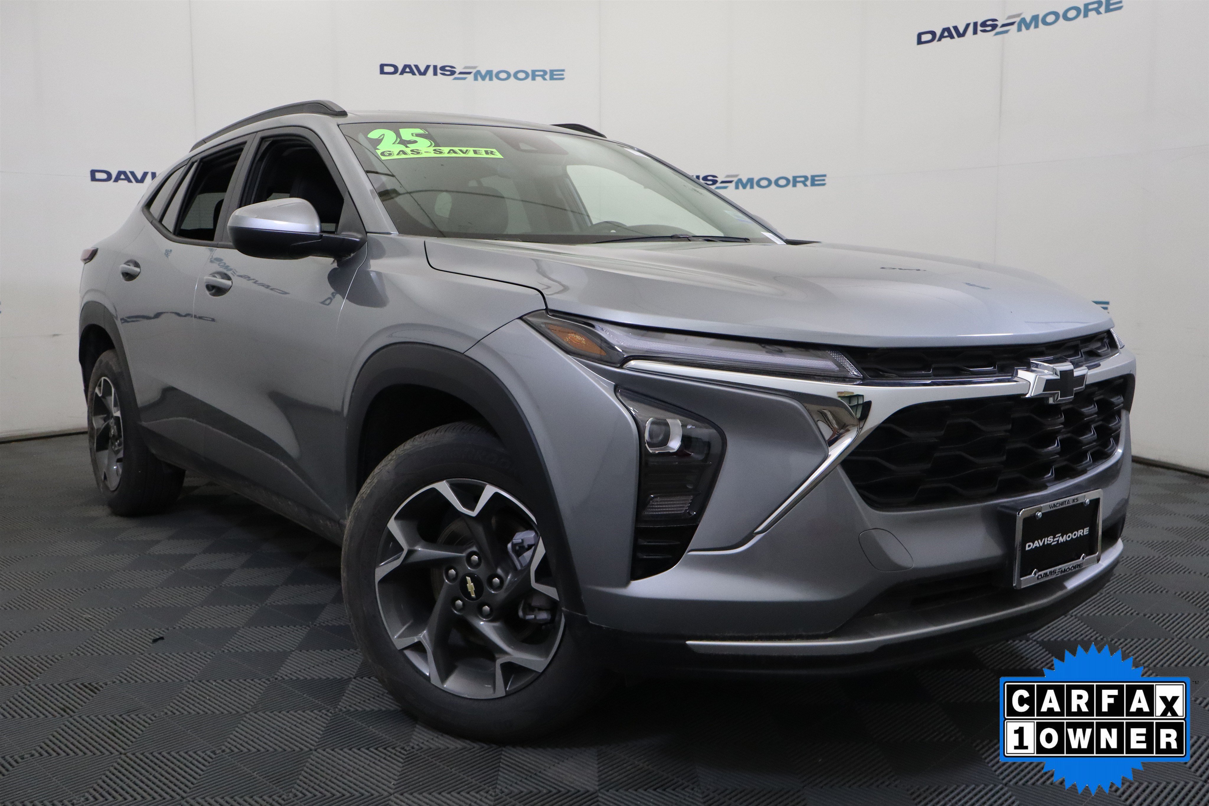 Used 2025 Chevrolet Trax LT FWD image 2