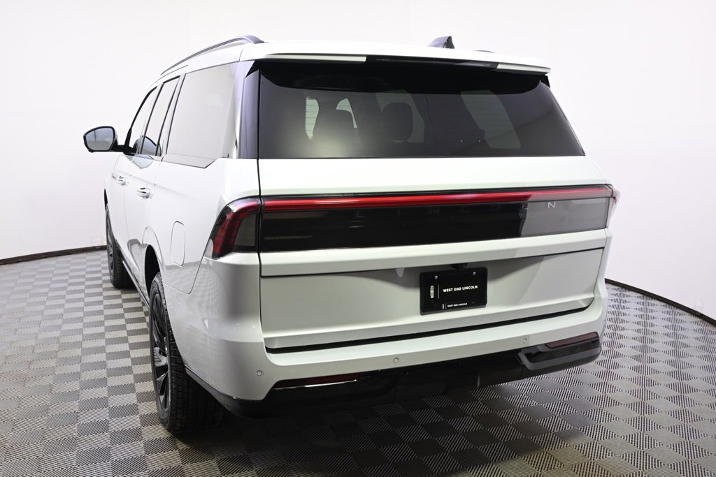 New 2025 Lincoln Navigator Reserve w/ Jet Appearance Package image 4